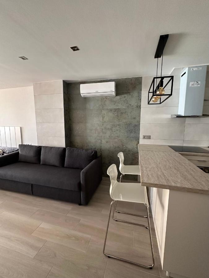 Studio Monserrate H Торевиеха Екстериор снимка