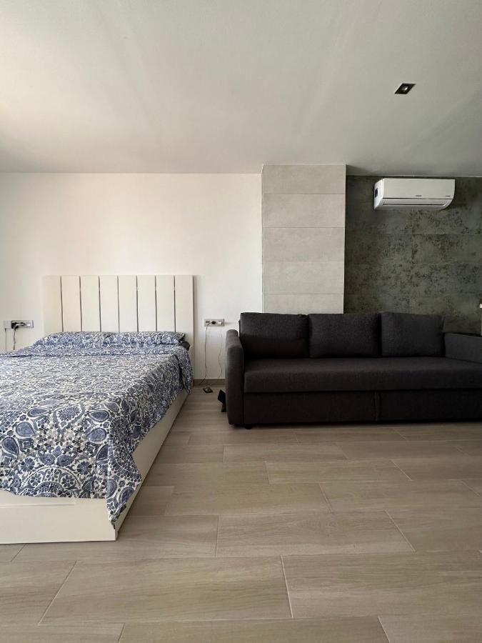 Studio Monserrate H Торевиеха Екстериор снимка